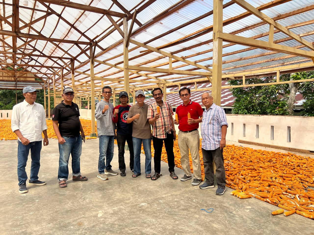 Direktur Irigasi Pertanian Direktorat Jenderal Lahan dan Irigasi Kementerian Pertanian RI, Dr. Liferdi Lukman, SP, M.Si ketika berada di perusahaan PT CMK di Kota Solok, Kamis (28/5/2026).